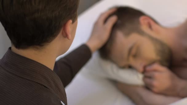 Hombre acariciando la cabeza novio, persona durmiendo en la cama, relación homosexual — Vídeo de stock