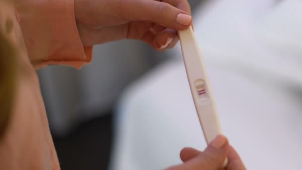 妇女举行阳性妊娠试验, 思考未来家庭, 特写 — 图库视频影像