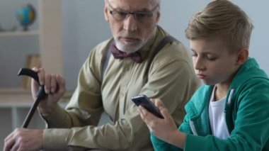 Mutsuz dede torunu Smartphone, iletişim eksikliği kaydırma arıyorsunuz