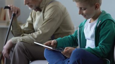 Tablet oyun ve üzgün dedesi onu kınama arıyorsunuz oynamak bağımlısı çocuk