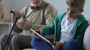 Ders küçük çocuk oyun tablet oyun, critizing çocuk davranış Büyükbaba