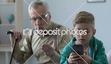 Kızgın ihtiyar azarı torunu Smartphone oyun, Aile yanlış anlama oynarken