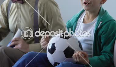 Çocuk ile dedesi izlerken futbol maç birlikte favori takım destekleyen