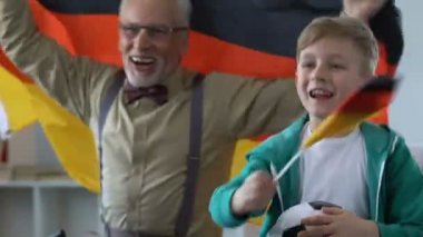 Alman destekçileri kutluyor takım zafer, oğlum futbol izlerken Büyükbaba ile
