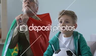 Yaşlı adam tv sırasında bağırarak torunu ile eşleşen kutluyor Portekiz takım zafer