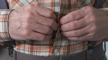 Tişörtünü, Parkinson titremesi hastalığı kadar düğmelerini tokalaşırken ile erkek emekli