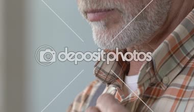 Tarihi için hazırlanıyor tişörtünü kadar düğmelerini ve gri ayı, okşayarak ihtiyar sighs