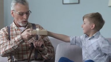 Sevimli çocuk hediye kutusu dedesi, mutlu aile anları, aşk ilişkileri sunulması