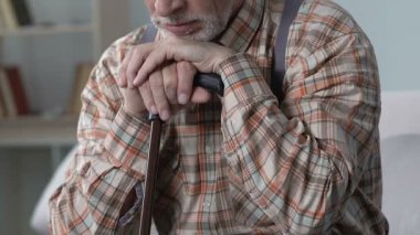 Üzgün Büyükbaba, sevgi, aile desteği ile sarılma rahatlatıcı bakım torunu