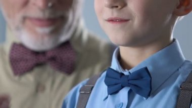 Konser için retro tarzı hazırlanıyor dede torunu papyon, ayarlama