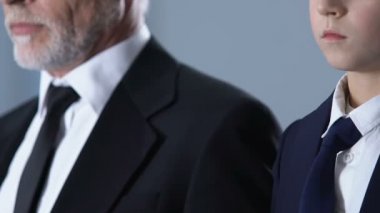 Zarif çocuk ve resmi kıyafetlerle dedesi elbiseli bağları, ayarlama
