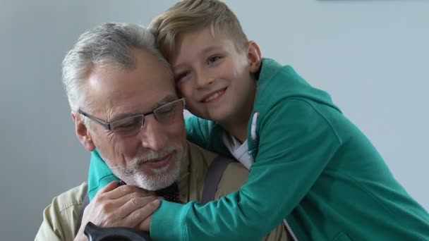 Happy συνταξιούχος άνδρας αγκαλιάζει με εγγόνι, απολαμβάνοντας δωρεάν χρόνο μαζί, οικογένεια — Αρχείο Βίντεο