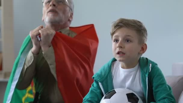 在电视比赛庆祝葡萄牙队胜利的老人与孙子呼喊 — 图库视频影像