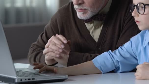 Ragazzo che aiuta il nonno a usare il computer, la convivenza familiare, la generazione intelligente — Video Stock