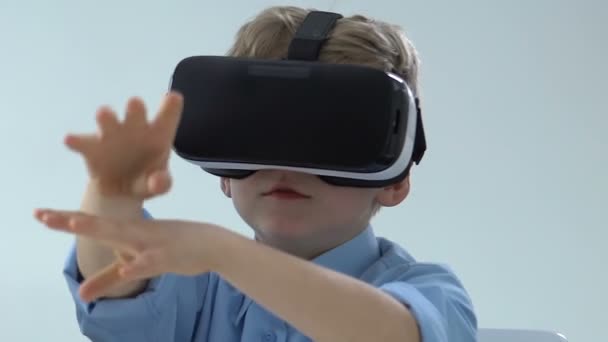 Niño en auriculares de realidad virtual, tecnología de innovación, dispositivo de entretenimiento — Vídeos de Stock