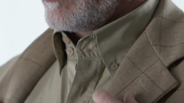 Eleganter älterer Mann, der Jacke und Knöpfhemd anzieht, modischer Kleidungsstil — Stockvideo