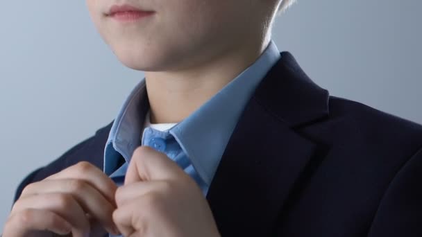 Adorável menino abotoando camisa azul, se preparando para a escola, moda infantil — Vídeo de Stock