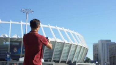 Mutlu adam futbol bilet, şanslı Piyango kazanan, maçtan önce heyecanlı öpüşme