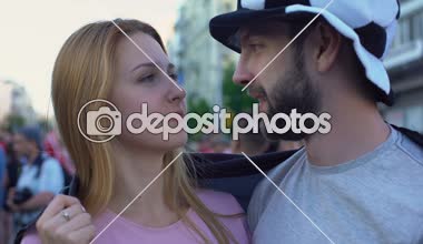 Almanya futbol takım taraftarları, sarılma, Alman bayrağı tutarak aşık çift