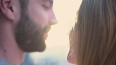 Çift şefkatle parlak güneşli geleceği, yeni evliler seyir öpüşme