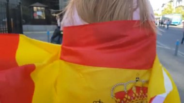 Şehir etrafında geziniyor ve İspanyol bayrağı, zaferini kutluyor fan sallayarak kız