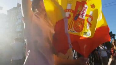 İspanyol taraftarları Milli Futbol Takımı'nın zaferini kutluyor bayrağı ile atlama