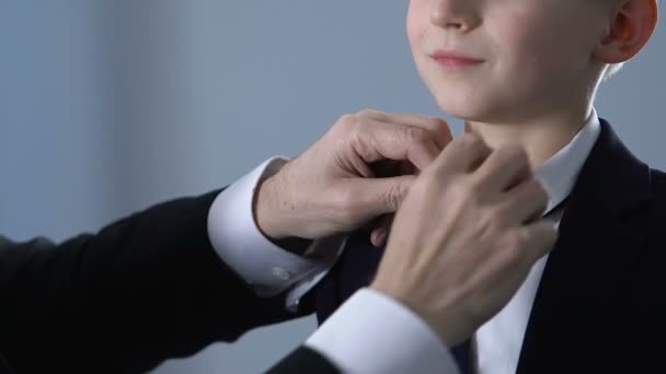 Orgulloso padre ajustando la corbata de los hijos, posando para la foto familiar juntos, generaciones — Vídeos de Stock