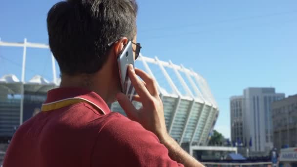 Τυχερός άνθρωπος μιλάει στο τηλέφωνο με το ποδόσφαιρο εισιτήρια στα χέρια, ο νικητής χαρούμενος κλήρωση — Αρχείο Βίντεο