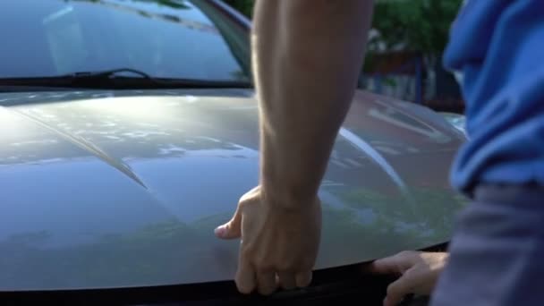 Kerl öffnet Motorhaube des Autos und sieht hilflos aus, Motorüberhitzung Problem, Versicherung — Stockvideo