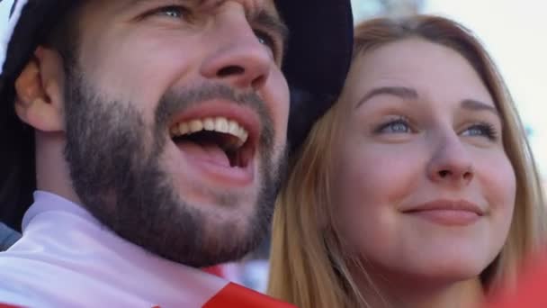 Les supporters de l'équipe de football joyeux font selfie, bonne humeur, championnat — Video