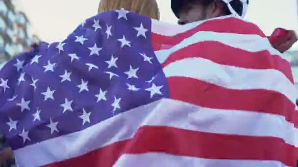 Anhänger der amerikanischen Fußballmannschaft hüpfen und skandieren Küsse in der Menge — Stockvideo