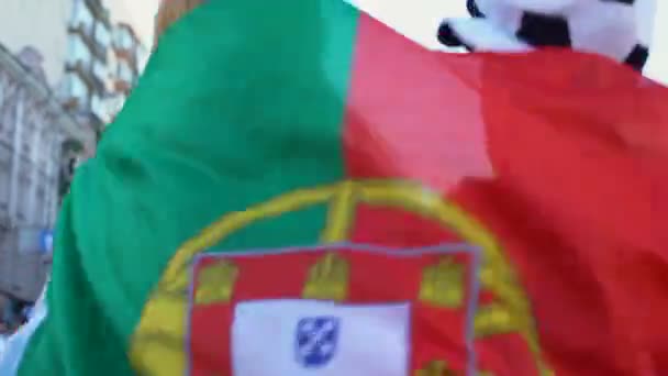 Los aficionados portugueses del equipo de fútbol saltan activamente y cantan besos en multitud — Vídeo de stock