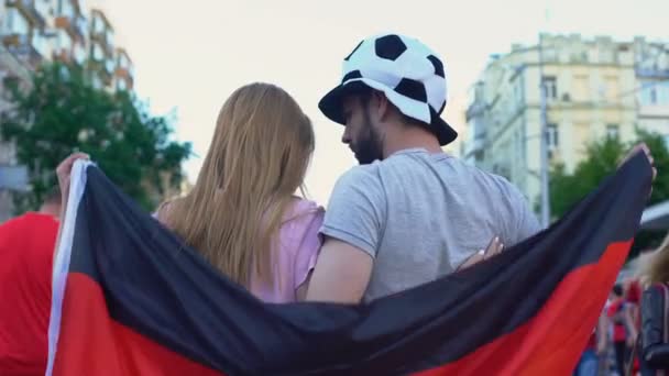 Allemagne supporters de l'équipe de football sautant activement et chantant baisers dans la foule — Video