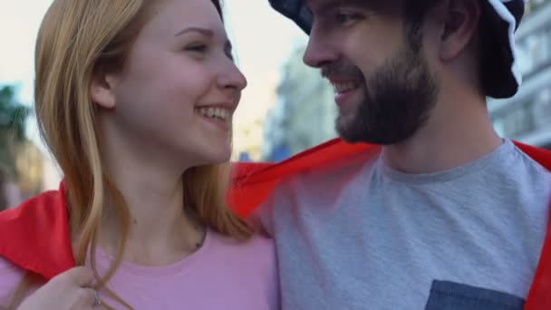 Partidarios del equipo de fútbol español, pareja enamorada abrazándose, portando bandera de España — Vídeo de stock