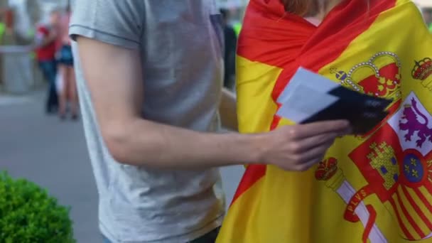 España los aficionados al fútbol pareja feliz de comprar entradas para el partido final, competencia — Vídeos de Stock