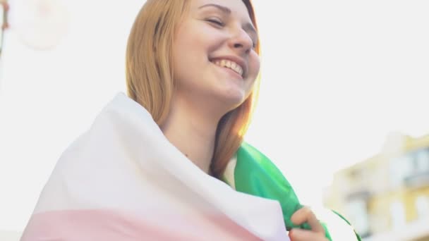 Sorrindo menina italiana de pé na rua com bandeira nacional, sentimentos patrióticos — Vídeo de Stock