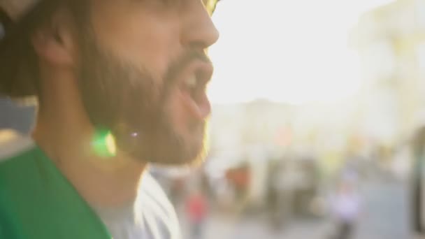 Activo fanático del fútbol cantando soplando en cuerno, apoyando a la selección nacional de fútbol — Vídeos de Stock