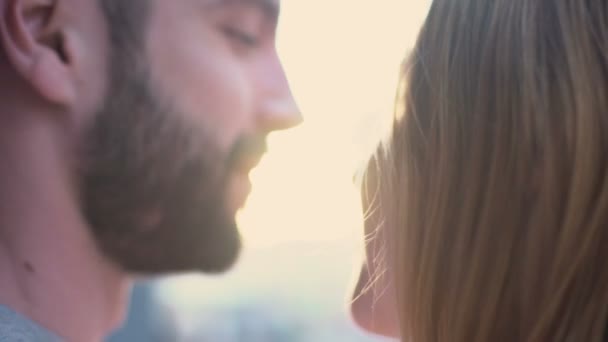 Alegre pareja tiernamente besos mirando brillante soleado futuro, recién casados — Vídeos de Stock