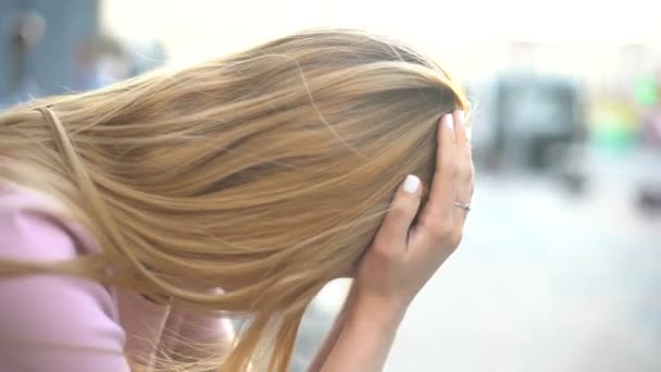 Teenage girl crying sitting on curb, suffering breakup, depression over problems — Stock Video