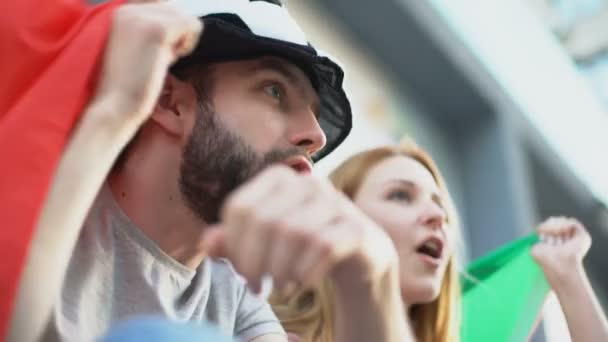 Grappige Italiaanse supporters juichen voetbalelftal sporters, mensen op stadion — Stockvideo