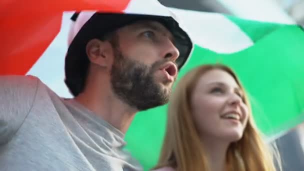 Les fans italiens de football chantent sincèrement et agitent le drapeau national célébrant le but — Video