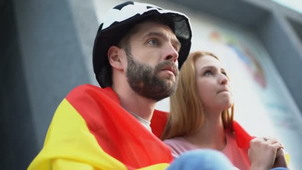 Torcedores de futebol espanhol irremediavelmente suspiro chateado pela perda da equipe nacional no jogo — Vídeo de Stock
