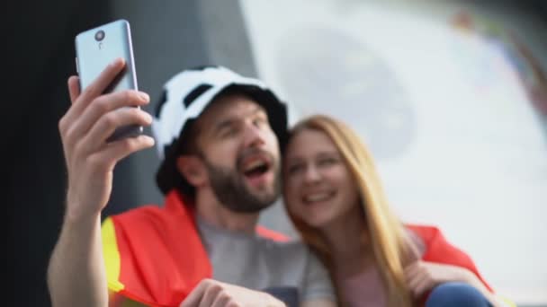 De ventilators van de voetbal Spanje poseren voor smartphone selfie op Stadion, jonge generatie — Stockvideo