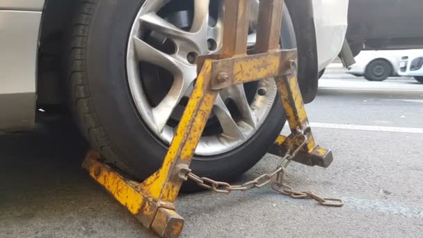 Wrecker remolque coche, vehículo multado por violaciones de estacionamiento, servicio de evacuación — Vídeo de stock