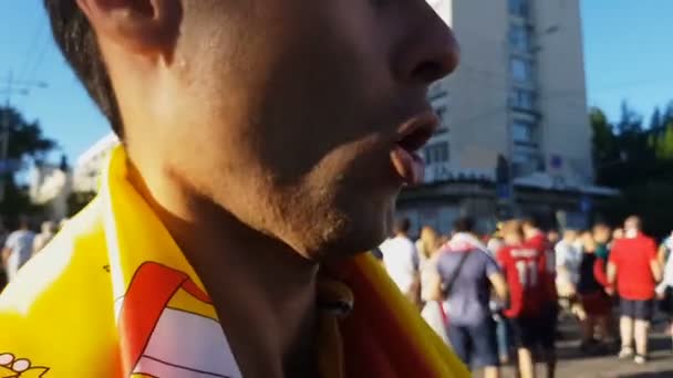 Fan wrapped in Spanish flag shouting Ole, celebrating victory of national team — Stock Video