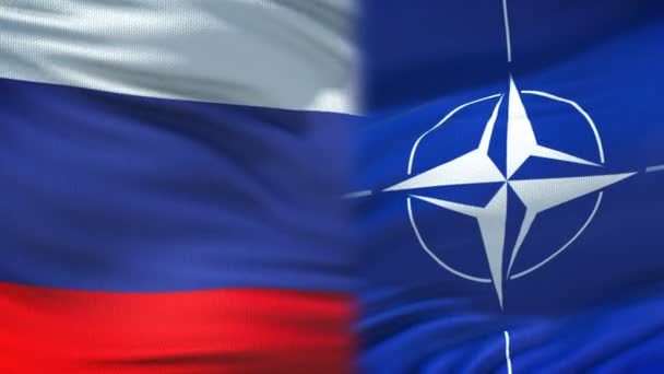 BRUSELAS, BÉLGICA - CIRCA JUNIO 2018: apretón de manos de Rusia y la OTAN, relaciones de amistad internacional, fondo de la bandera — Vídeo de stock