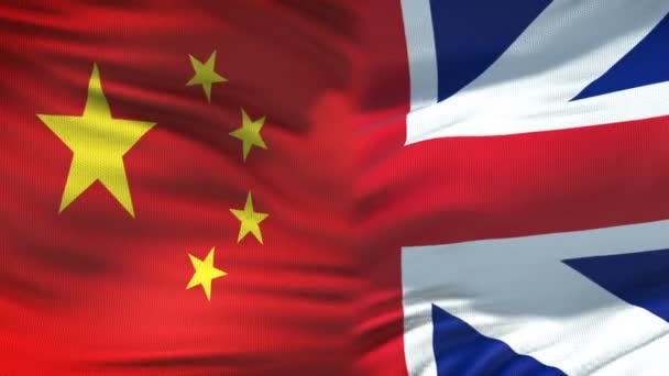 Китай и Великобритания рукопожатия, международная дружба, флаг фон — стоковое видео