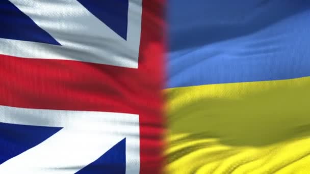 Storbritannien och Ukraina handslag, internationella vänskap, flagga bakgrund — Stockvideo