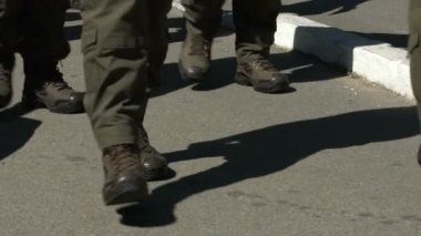 Cadde boyunca yürüyüş, devlet sınır kapısında değiştirme üniformalı erkekler takım