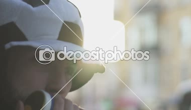 Son derece fanatik destekçisi deli yüz ile boynuz üfleme bak, ağır çekim